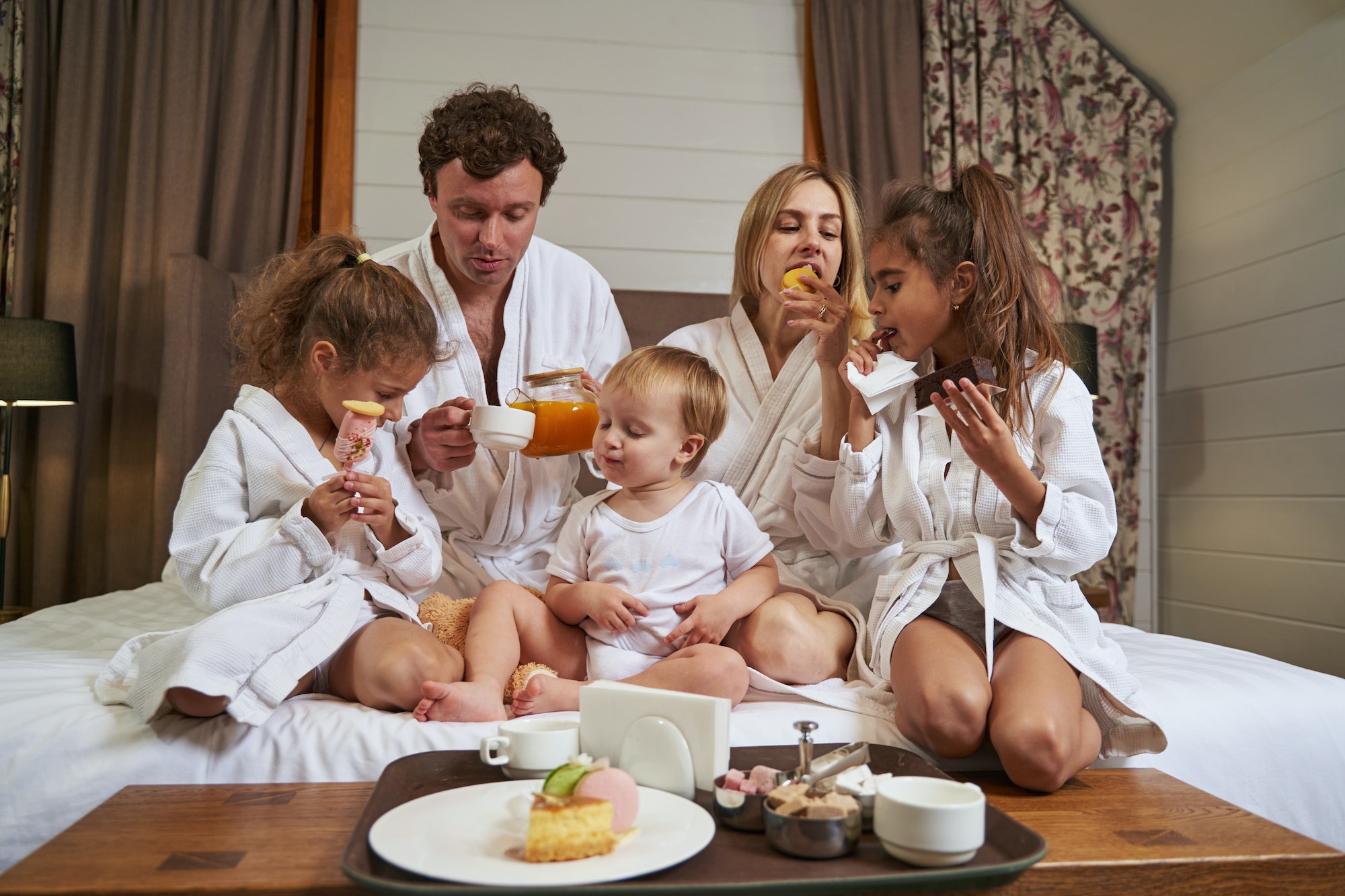 smiling-family-eating-breakfast-in-the-hotel.jpg